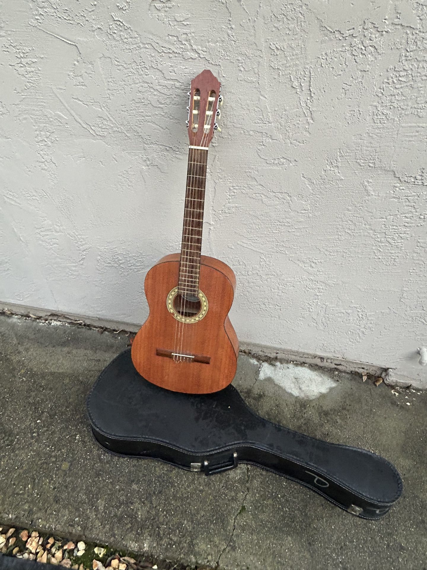 Beautiful 😻 acoustic classic guitar, full-size made in Indonesia