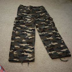 Camo baggy cargo pants (levi)
