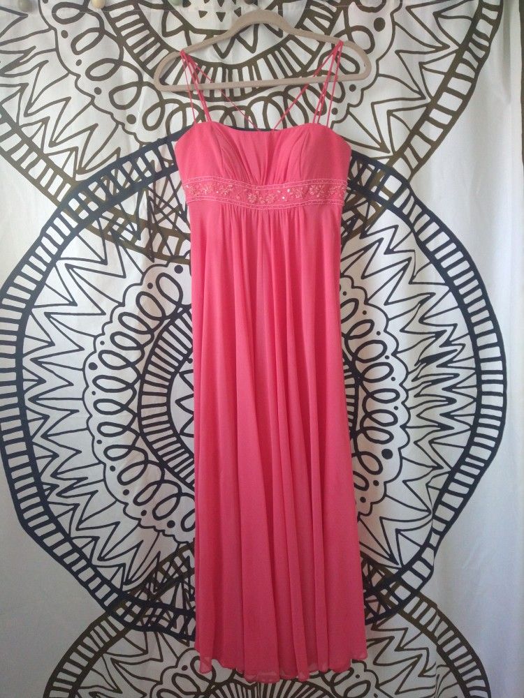 The David's Bridal Coral Size 8 stunning chiffon dress featuring beautiful empire waist 