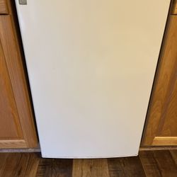 GE Mini Fridge 