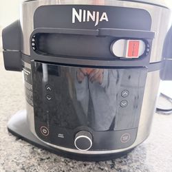 NINJA foodie pressure cooker and air fryer
