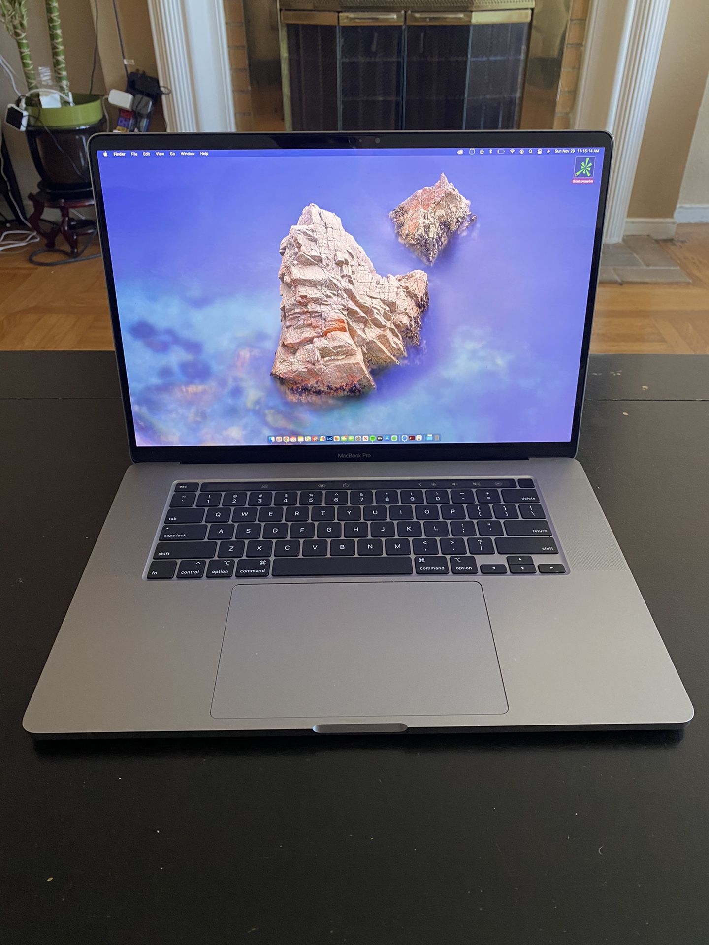 MacBook Pro 16in 512gb 2020 IMMACULATE W/ APPLE CARE