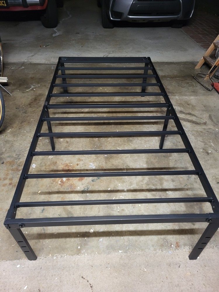 TWIN SIZE METAL BEDFRAME