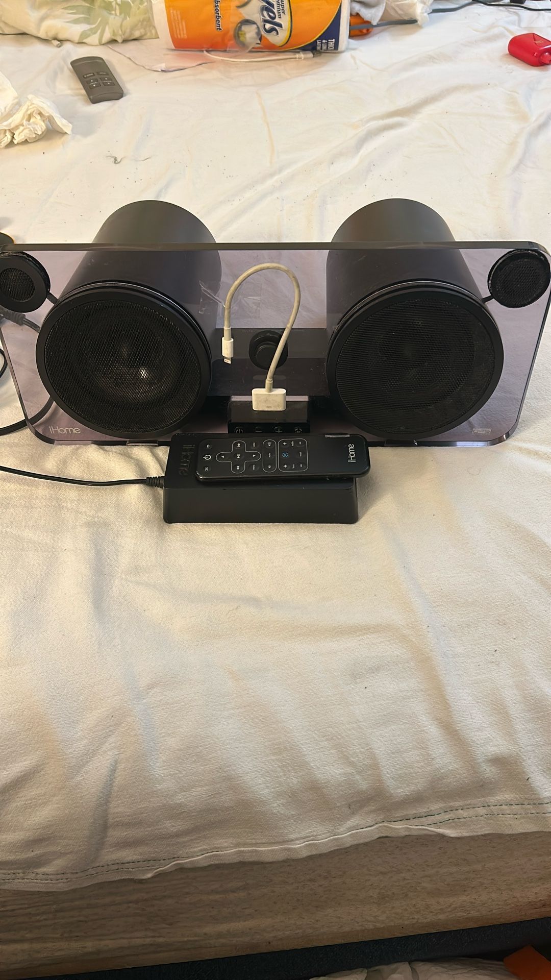 IHOME IP1 ( BONGIOVI DPS ACOUSTICS) WITH WORKING CONTROLLER AND POWERCORD