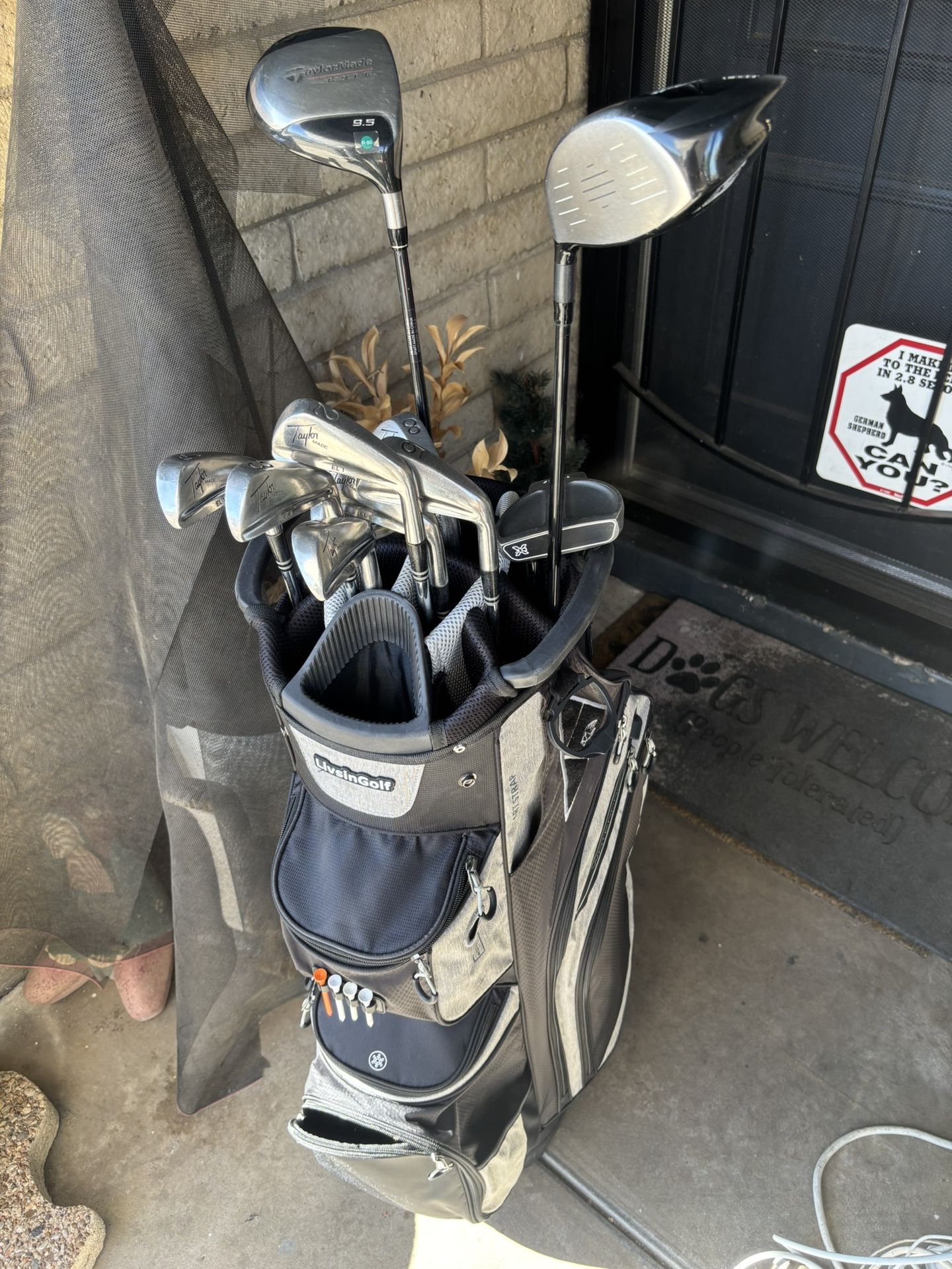 TAYLORMADE FULL SET OF CLUBS AND NEW BAG