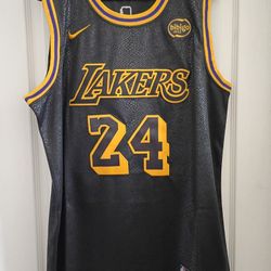 Los Angeles Lakers #24 Bryant Jersey Size Large - NWT! 