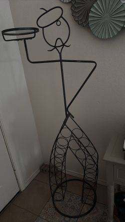 Metal wine bottle holder