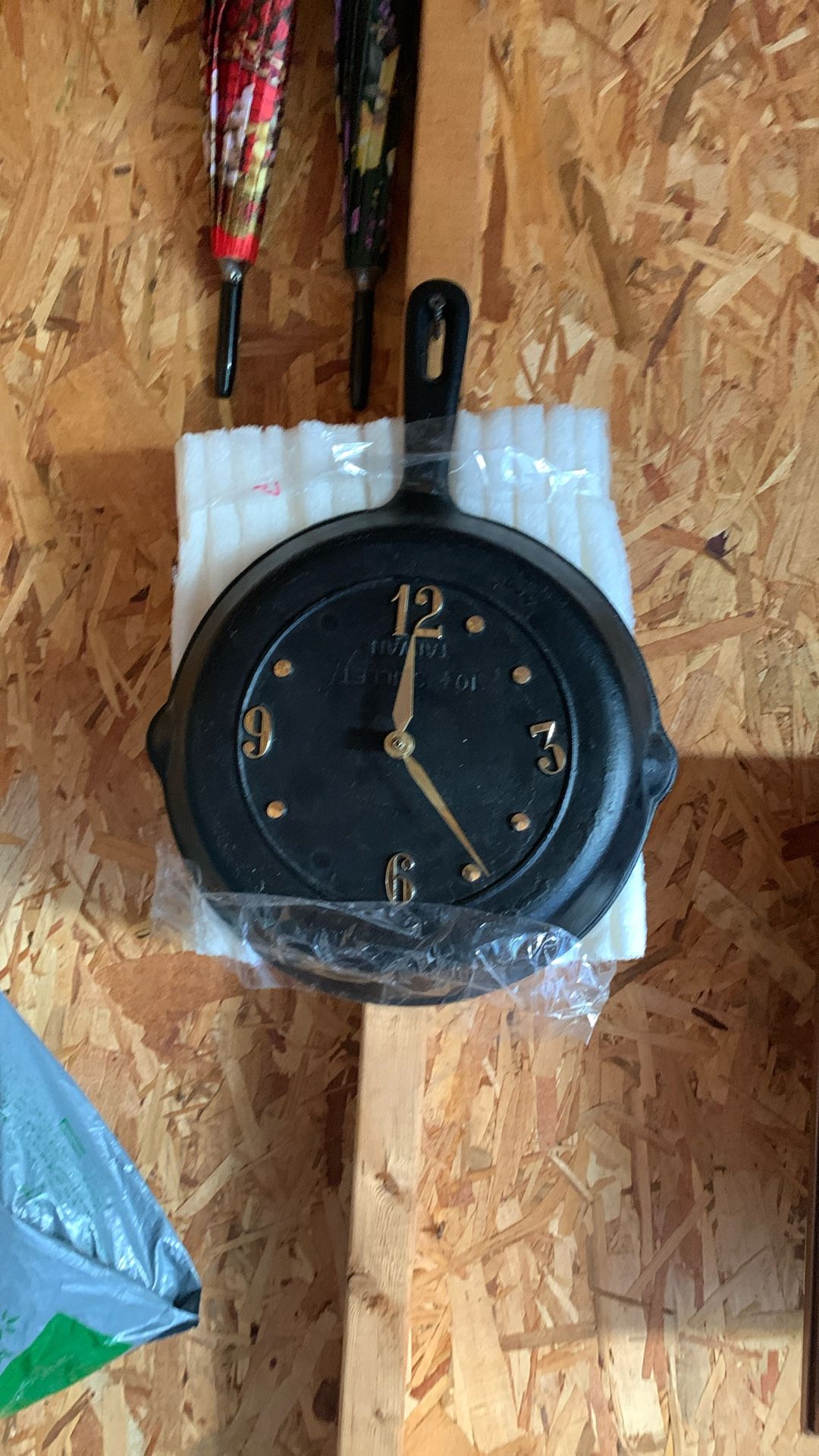10-SkILLET TAIWAN. Frying Pan Clock.