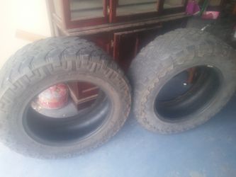 Tires 1 nitto y la otra Toyo medida 35x12.5 R 20