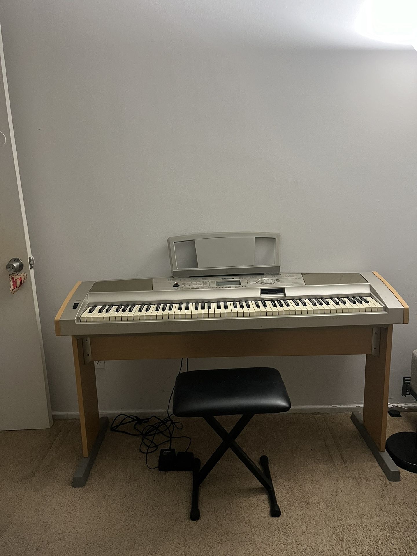 Yamaha DGX-500 88-Key Portable Grand With Stand, Seat, Power Cord & Pedal