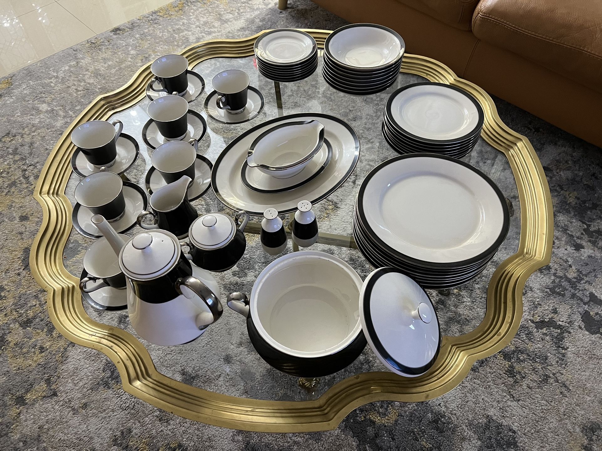 Carico Fine China Mystique 7955 Japan with Platinum Rim 62 PC Set