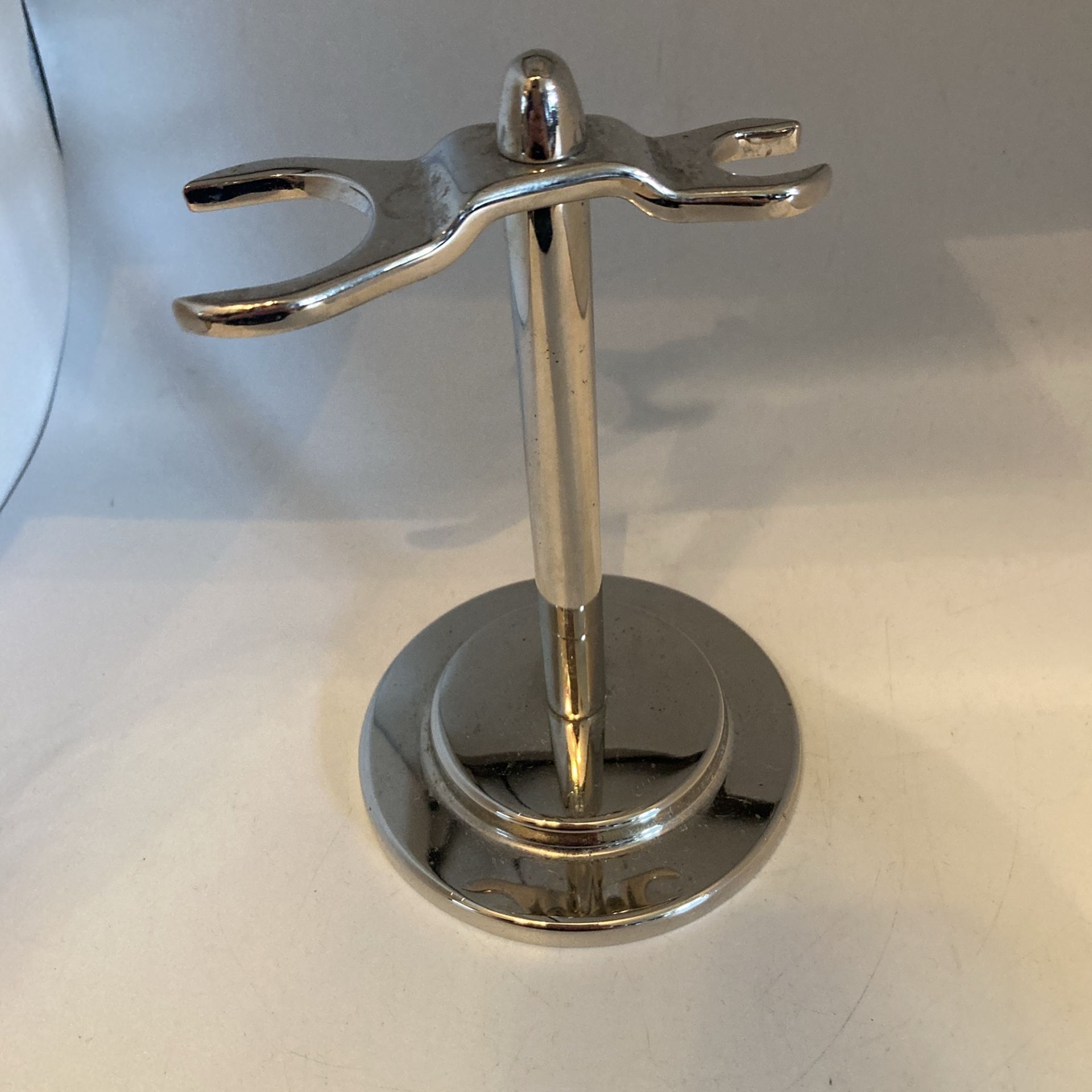 6” Art Of Shaving Stand (AP)