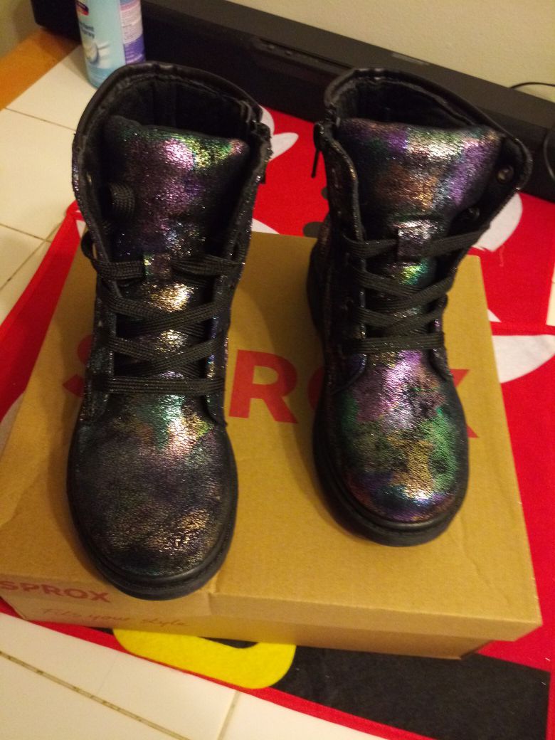 Little girl 🌈 glitter boots