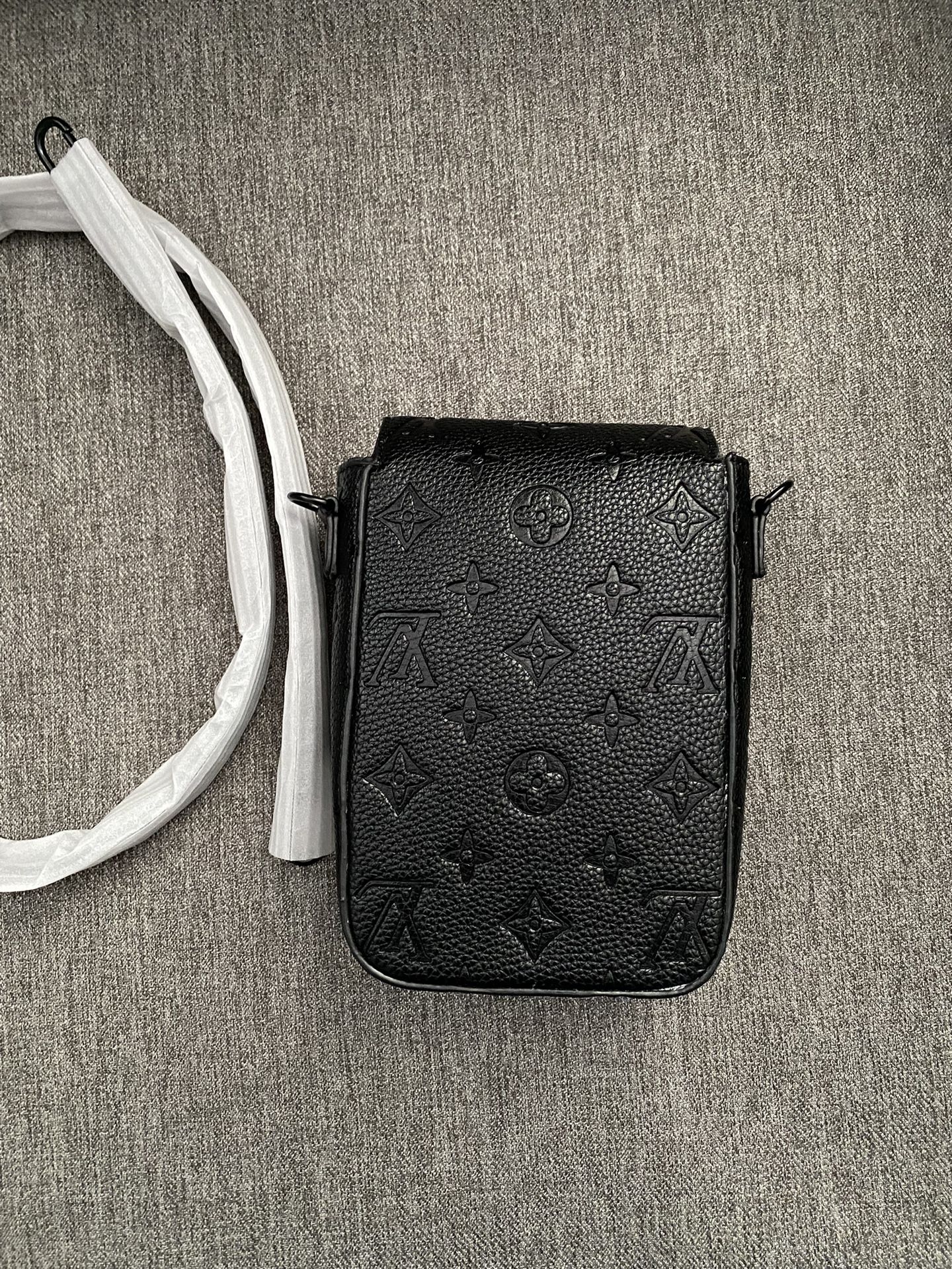 Cheap Louis Vuitton S-Lock Vertical Wearable Wallet M8152