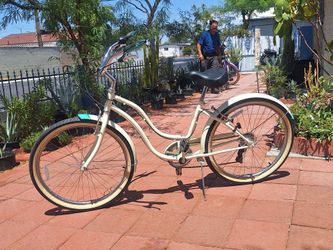 Woman's largo 7 speed  size 26