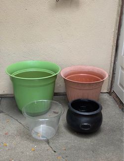 Plastic plant pots