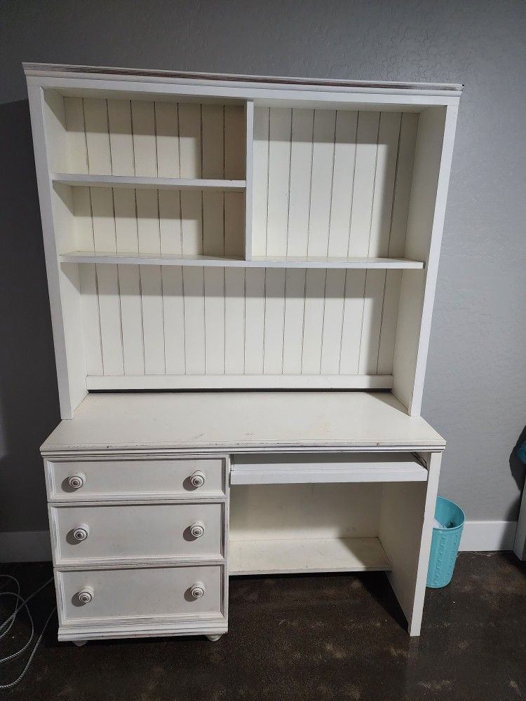 Kid's Desk With Hutch