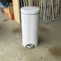 Diaper Pail - Munchkin 