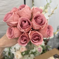 Bouquet of Roses, Vintage Roses, Fake Artificial Pink Roses With Stems In Vase