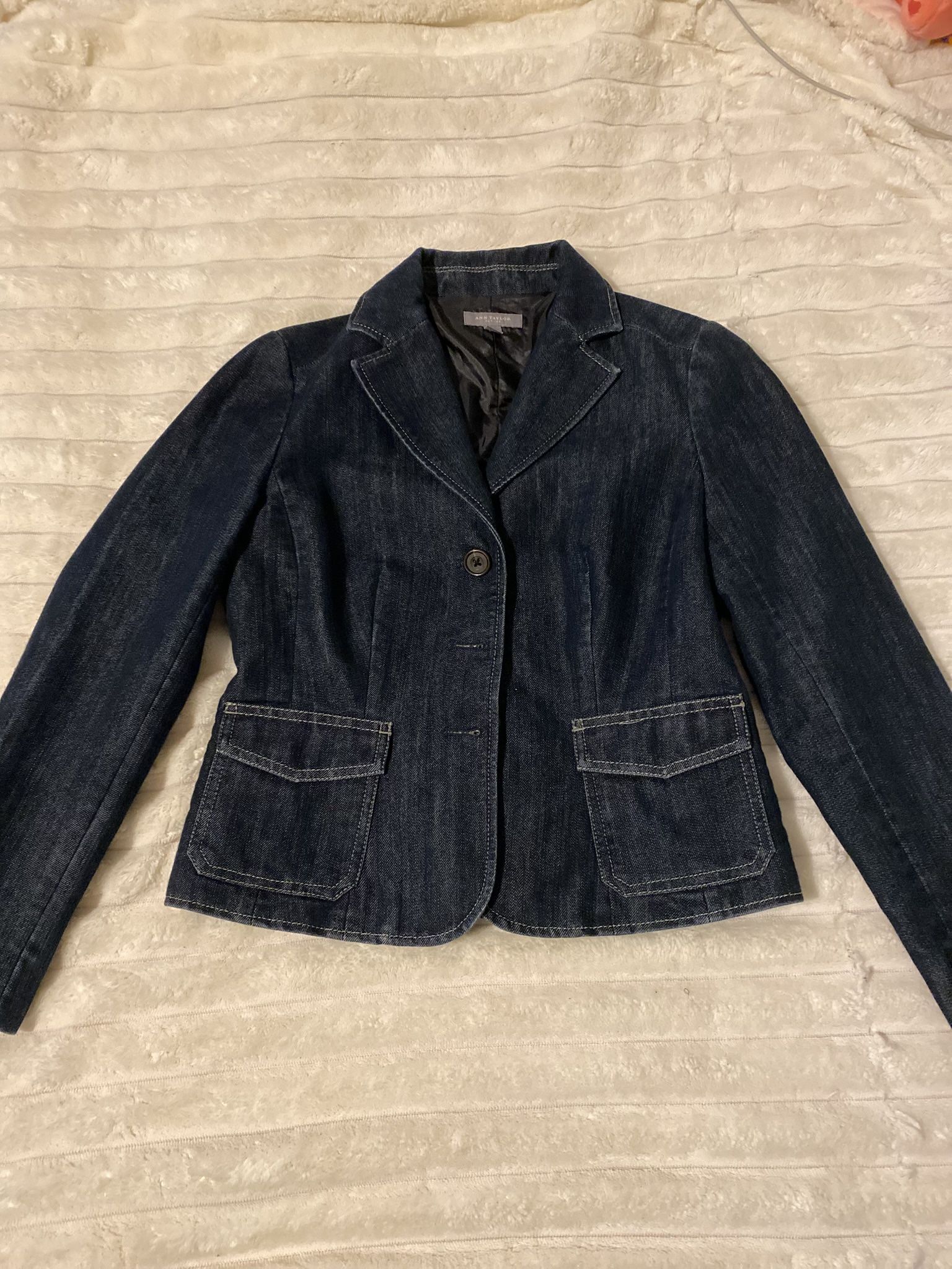 Ann Taylor Women’s Blue Denim Blazer Size: S (petite)