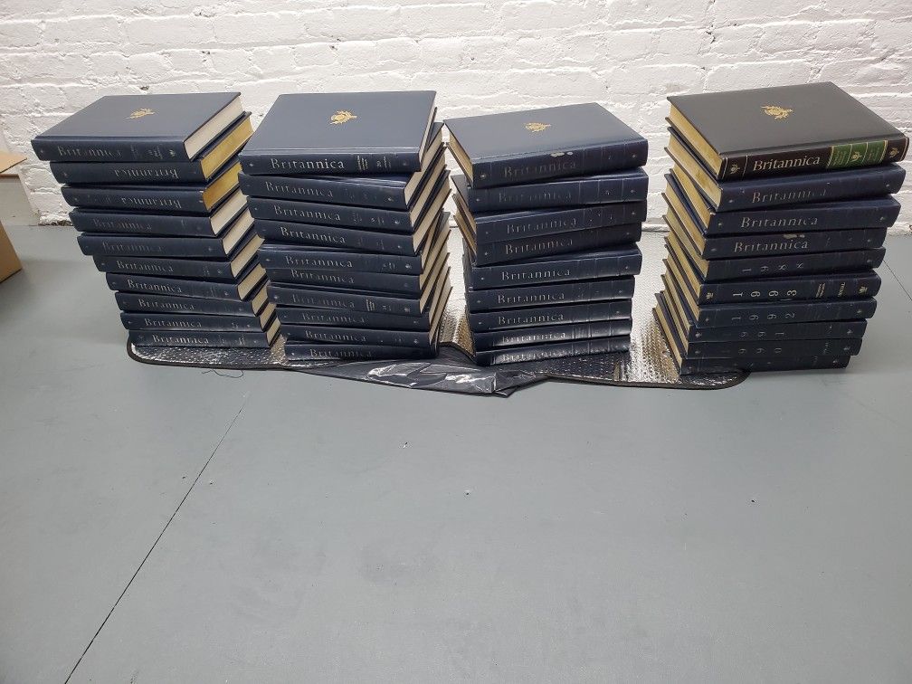 Encyclopedia Britannica 15th Ed 1988 Complete Set With Year Books 88-93. Complete set of 32 limited edition books (this complete book set number is #