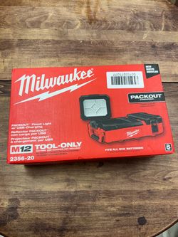 Milwaukee M12 PACKOUT Flood Light with USB Charging