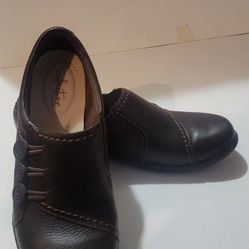 Clarks Collection Womens Size 7.5M Brown Leather 3 Button Slip On Loafers Shoes