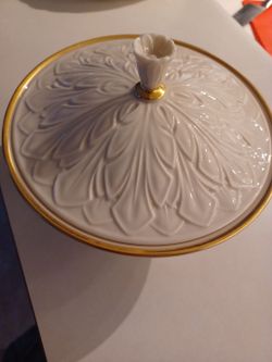 Ivory Porcelain Lid with Gold Trim