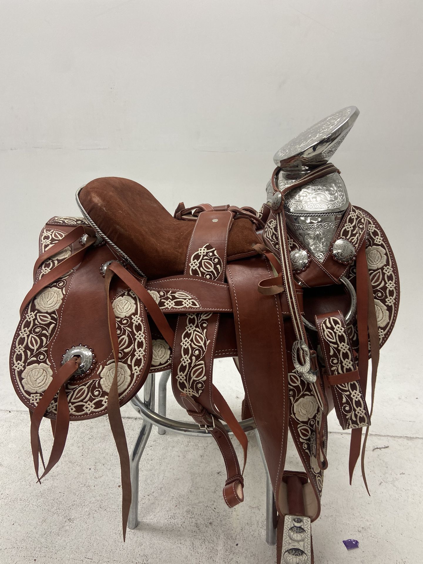 Nueva Montura Charra Super Pitiada Original Con Herrage Y Fuste Plateado Completo