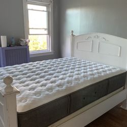 Antique White Queen Bed 