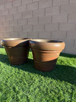 Set of 2 Large Plastic Outdoor Planters