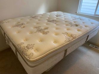Like New queen size Stearns and foster luxury mattress