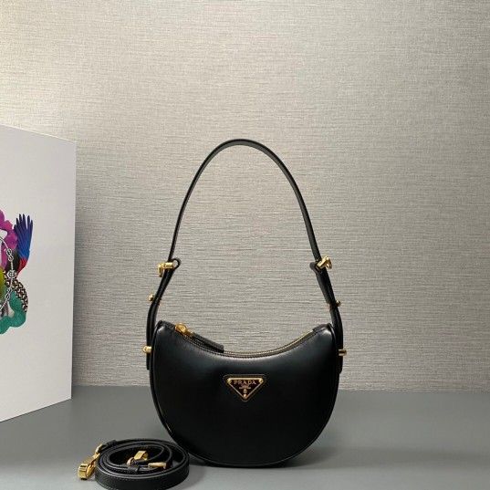 ARQUE LEATHER MINI SHOULDER BAG              18 x 16 x 5 cm