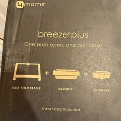 4 Moms Breeze Plus Pack & play 