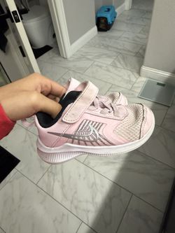 Used Girls Nike Shoes C