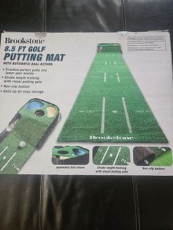 Putting mat with autimatic ball return