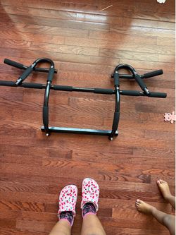 BRAND NEW PULL UP BAR