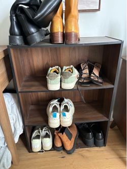 Desk, office chair, lamp, book/shoecase