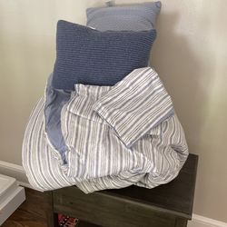 Full Bed Spread With Throw Pillows And Shams