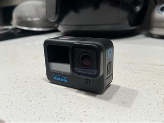 GoPro hero 10 black & 3 batteries with charger no adapter