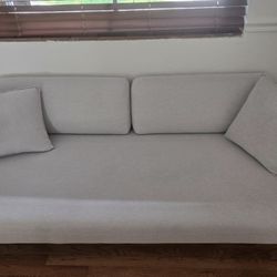 Like New 3 Seater Sofa. Price Incluye Delivery 