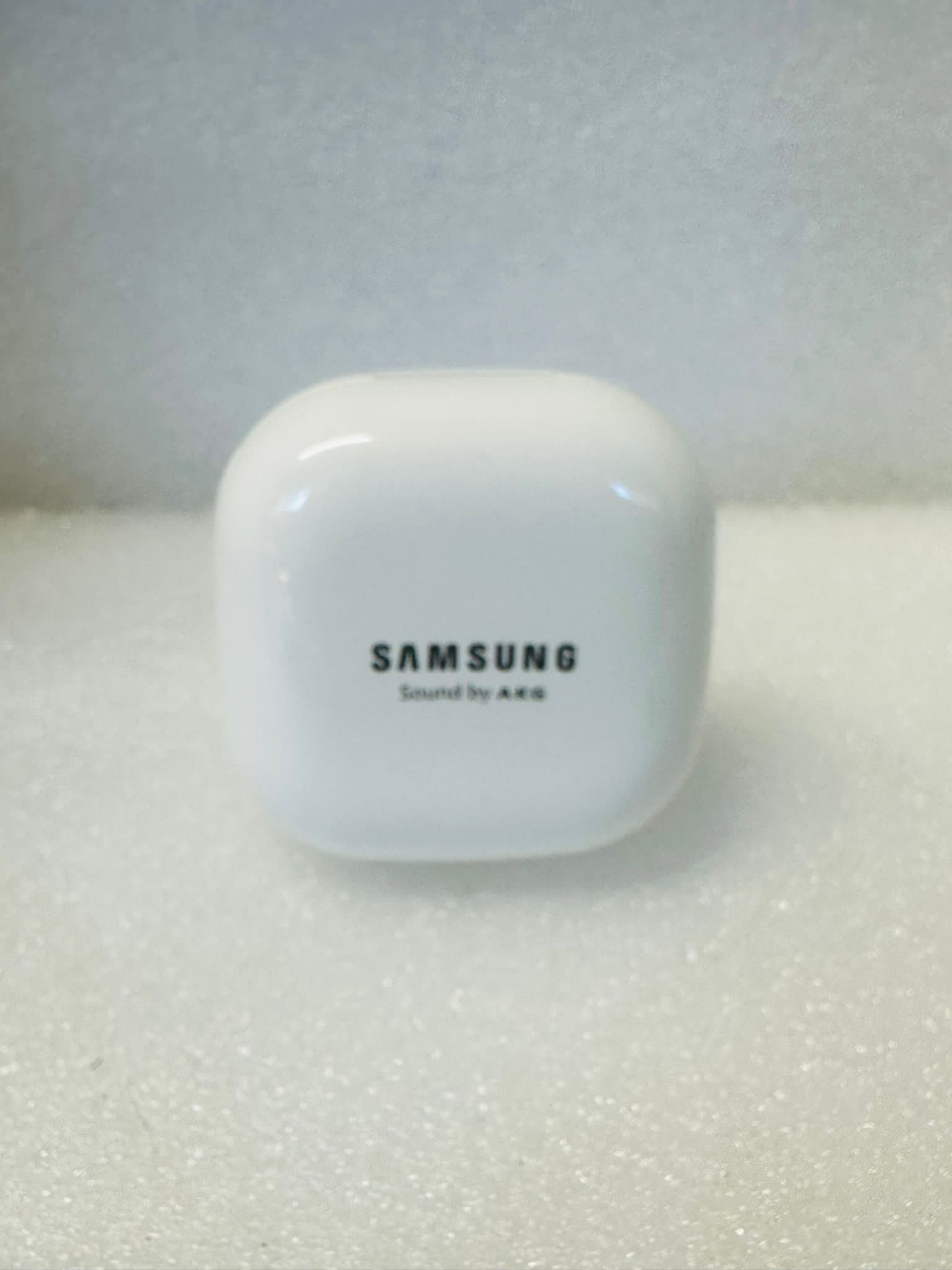 Samsung - Galaxy Buds Live True Wireless Earbud Headphones - White