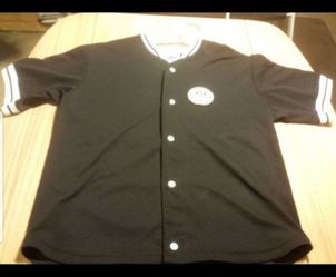 Adidas (pre-owned)Jersey (medium) In Great Cosmetic Condition Come pick up in Wauconda today.