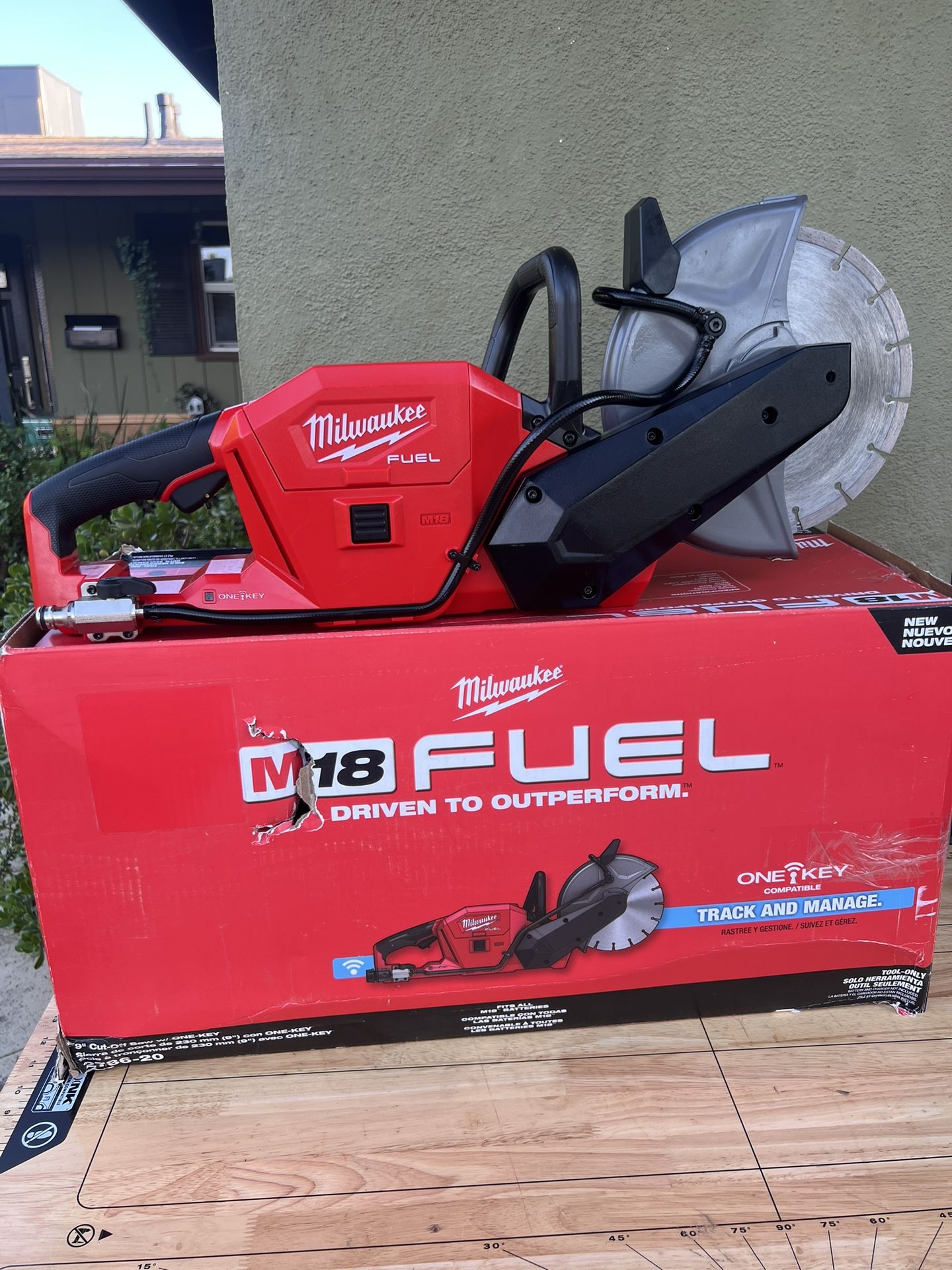 Milwaukee (2786-20) M18 FUEL ONE-KEY 18V Lithium-Ion Brushless Cordless 9 in. Cut Off Saw (Tool-Only)