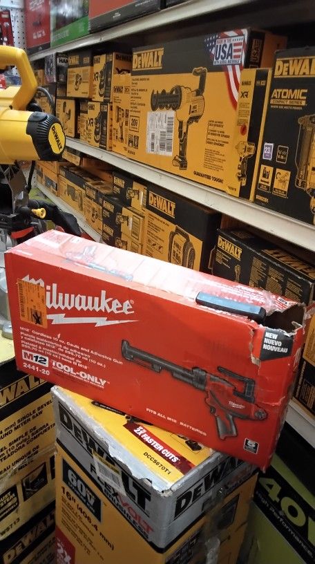 MILWAUKEE M12 CORDLEES 10 OZ. CAULK AND ADHESIVE GUN (TOOL ONLY)