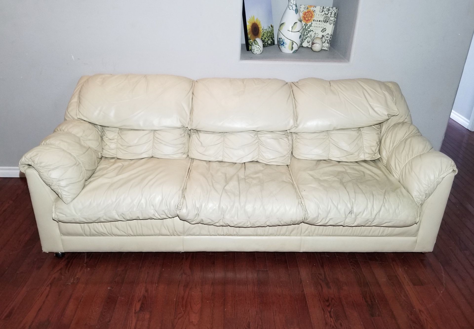 Cameo Furn. Mfg. Light Beige Genuine Leather 3-Seat Couch