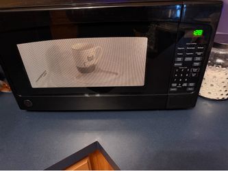 GE 2.0 Cu. Ft. Capacity Microwave Countertop (Good Condition)