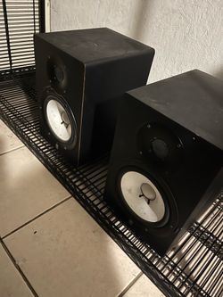 Yamaha HS80 speakers