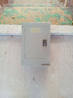 General Electric Circuit Breaker Box 100 Amps Main 12 Spaces Convertible To 20 Used But Working Perfec $30 Dollars Only 