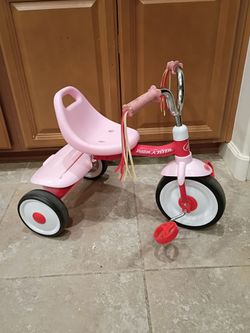 Pink radio flyer tricycle folds up Great condition barely used cash only please